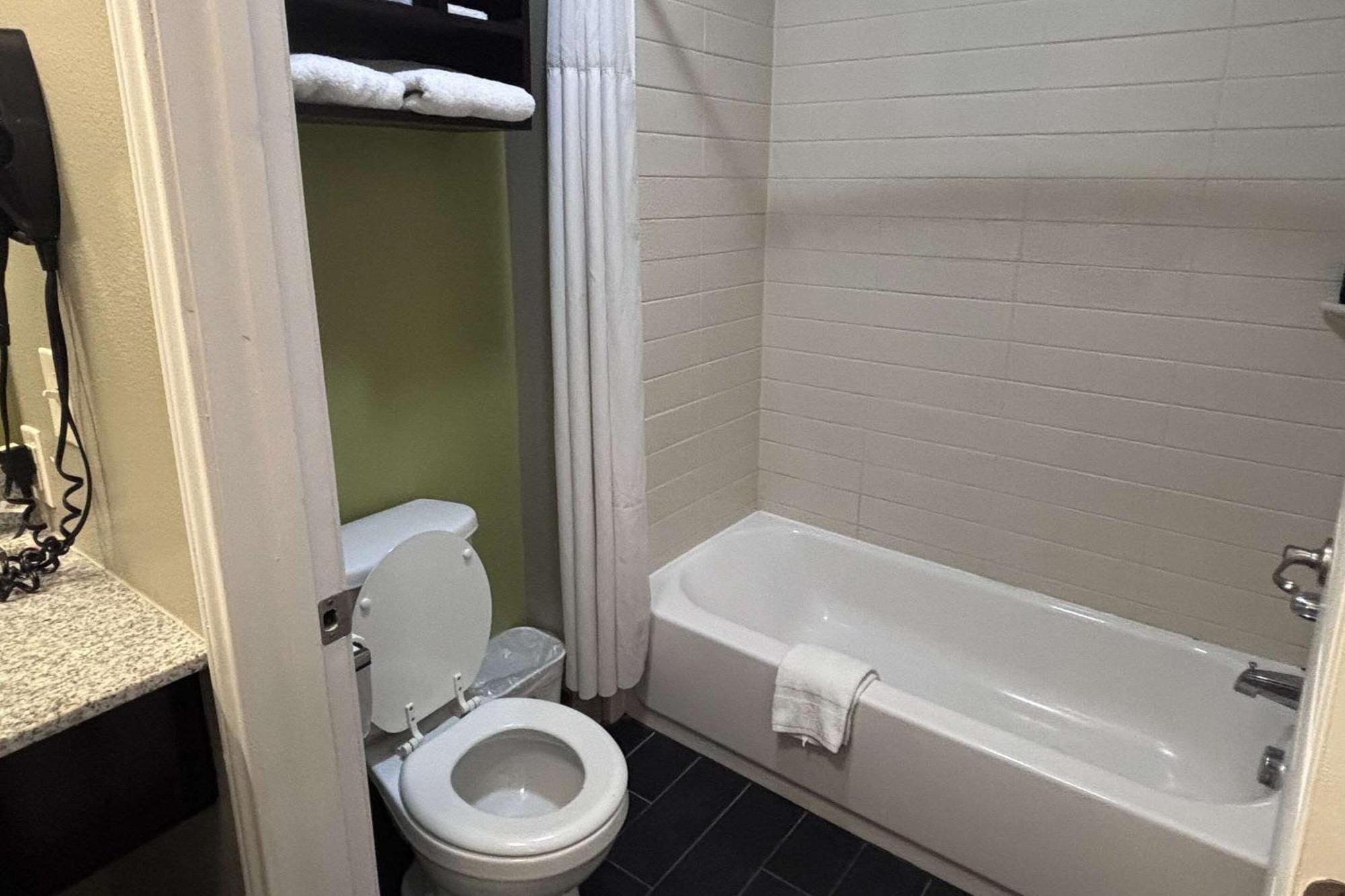 Rodeway Inn Dilley Экстерьер фото