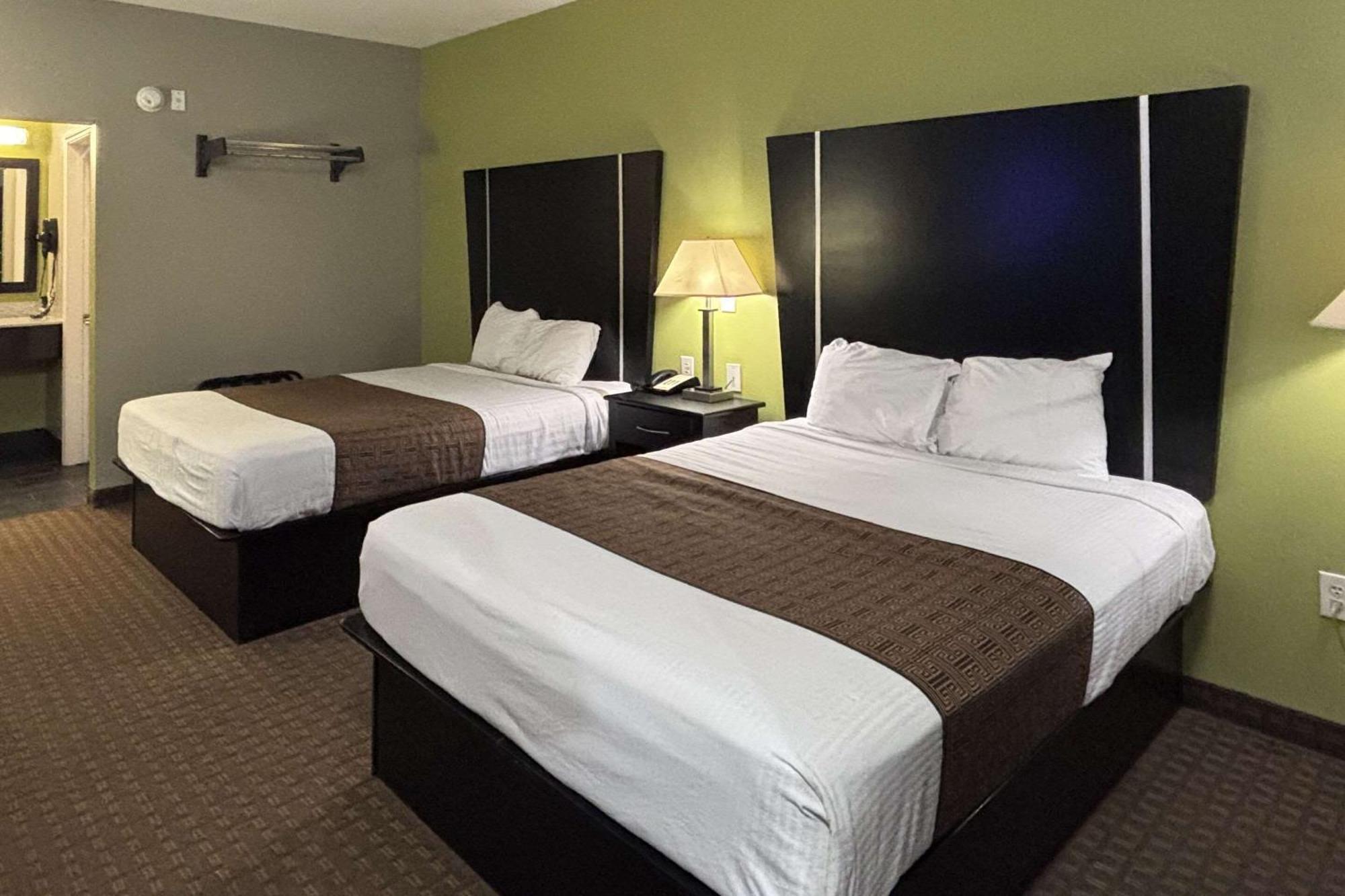 Rodeway Inn Dilley Экстерьер фото